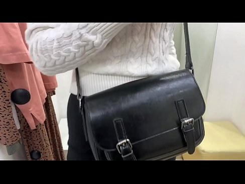❤️ Masturbasyon piblik nan jenn femèl FeralBerry ak yon gode nan sal la Fitting ❌ Videyo anal nan nou ❌️